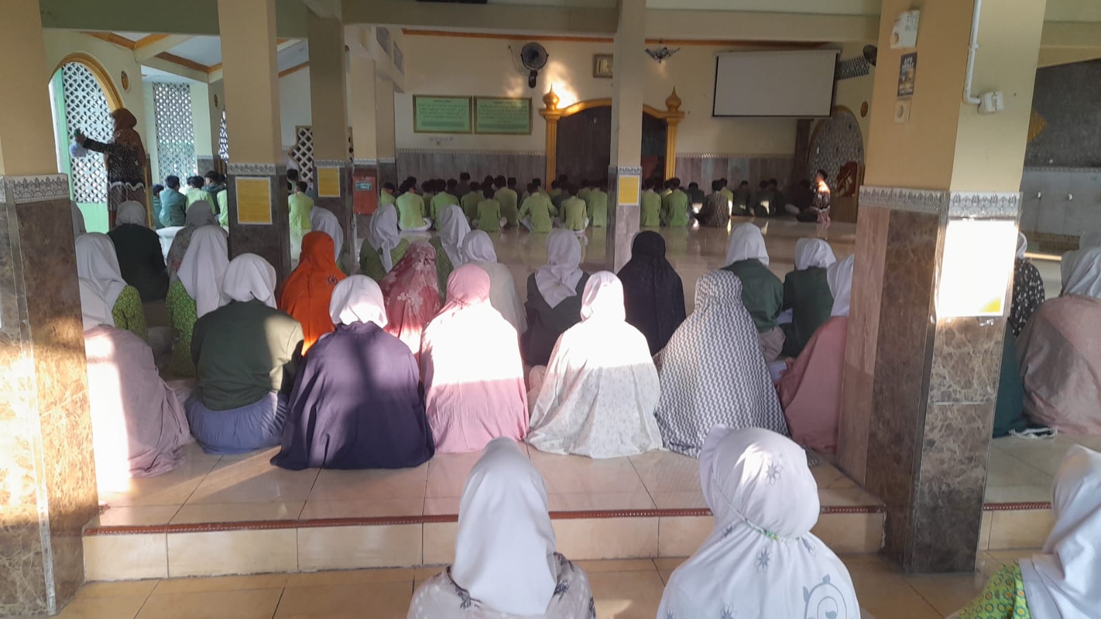Kelas IX MTsN 9 Bantul Laksanakan Salat Dhuha dan Pembagian Kartu Ujian TKA